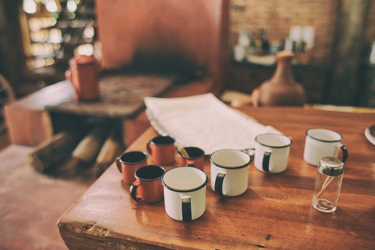 wood-table-hut-cups-large ‣ Маркетер